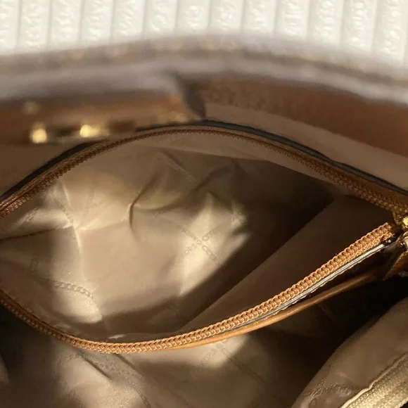 Micheal Kors Purse - Picture 16 of 16